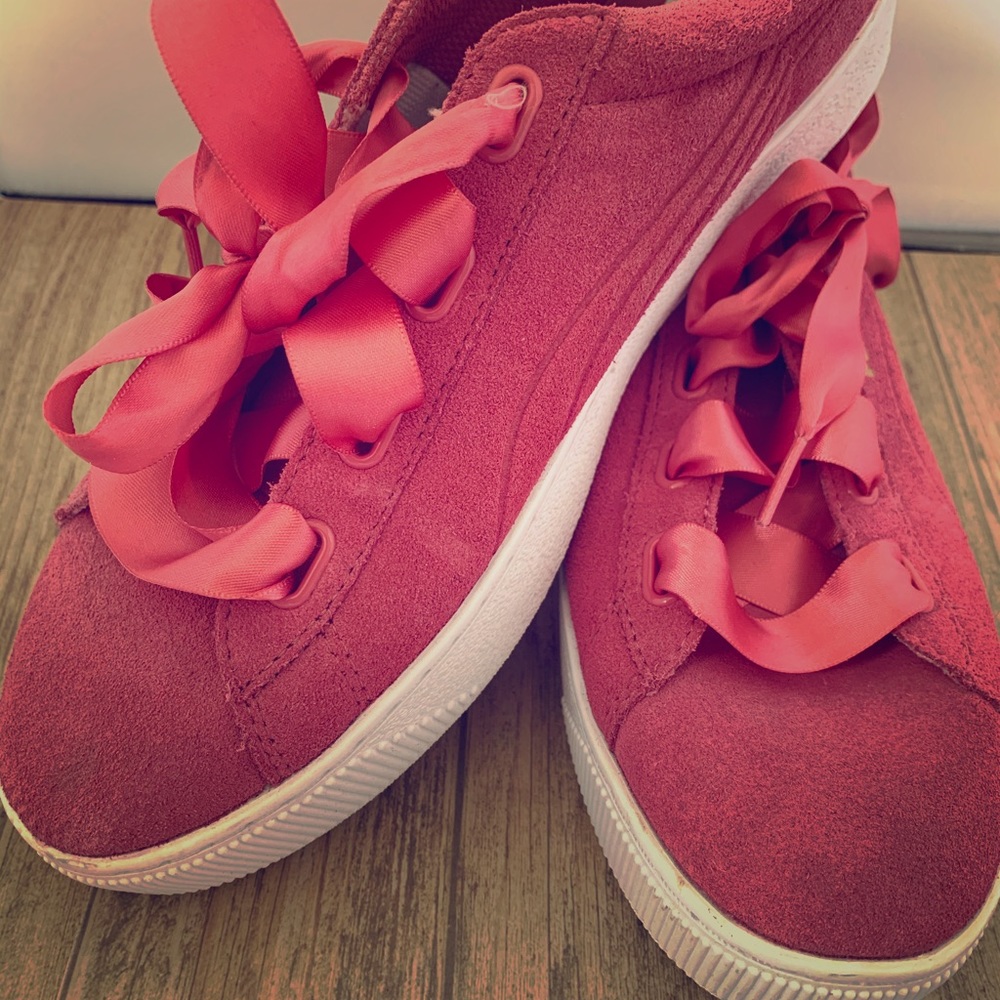 Pink puma with ribbon laces